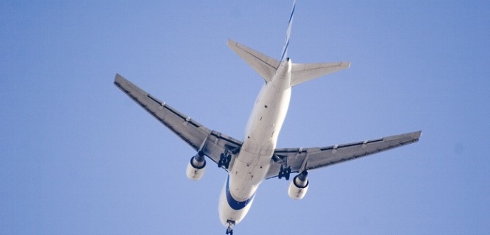 Insólito: Compañía aérea pesa a los viajeros con su maleta por ”exceso de peso