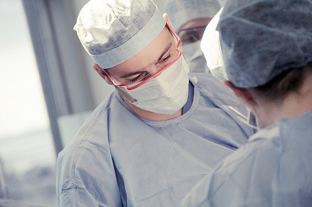 Inédito: Realizan en Francia extracción y trasplante renal por la vagina con robot