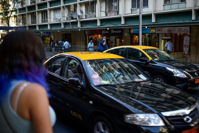 Joven santiaguina denuncia aterrador ataque homofóbico: La lanzaron de taxi