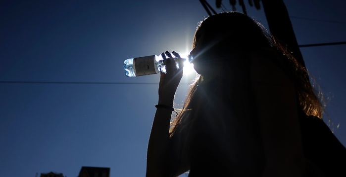 Las impactantes fotos de auto “derritiéndose” bajo la ola de calor en Italia