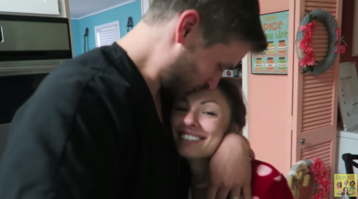 Marido sorprende a su esposa con emotivo anuncio: No sabía de su embarazo