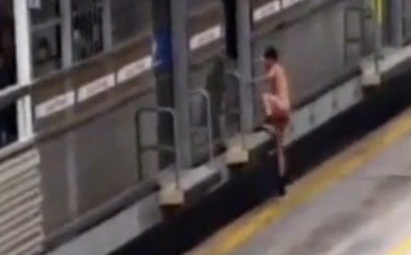 Hombre causó desconcierto al desplazarse desnudo en transporte público de Lima