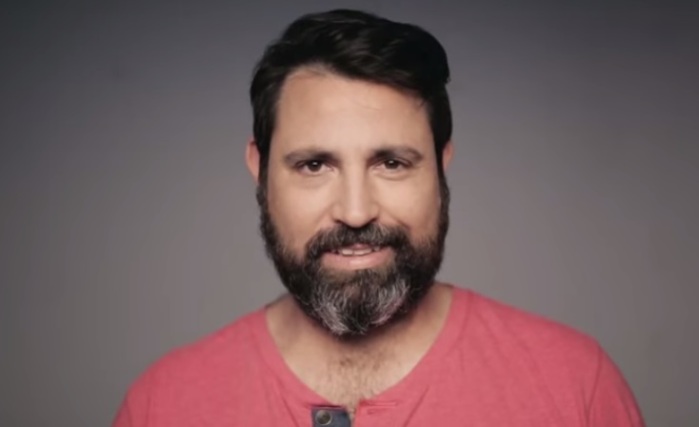 Hombre dejó en shock a su familia tras de afeitarse después de 14 años