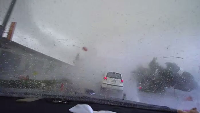 Terrorífico video capturó a un tifón 'tragándose' un auto: El conductor se salvó