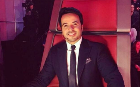 Los peculiares accesorios que vistió Luis Fonsi en la final de “The Voice”