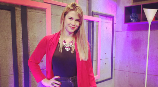 Laura Prieto sacó a relucir sus piernas con apretado vestido para revista automotriz