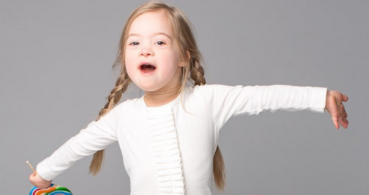 Conoce a la niña con Síndrome de Down que se convirtió en modelo con 4 años
