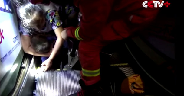 Conmoción en China por niño que casi perdió la mano en escalera mecánica