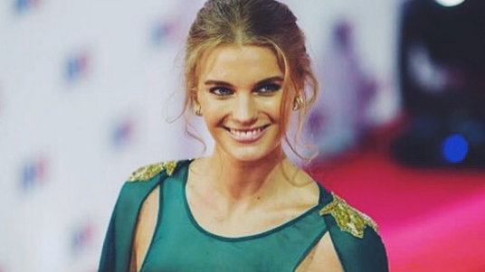 ¡Una muñeca! Con este elegante vestido Josefina Montané realzó su embarazo en SANFIC