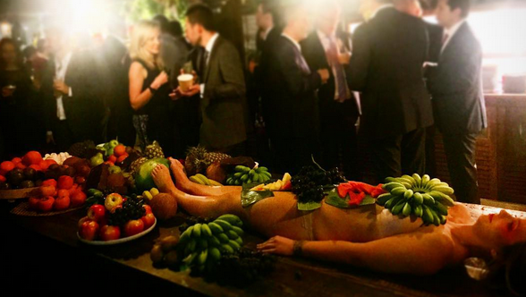 Polémica por bar australiano que usa modelos como “platos” para la comida