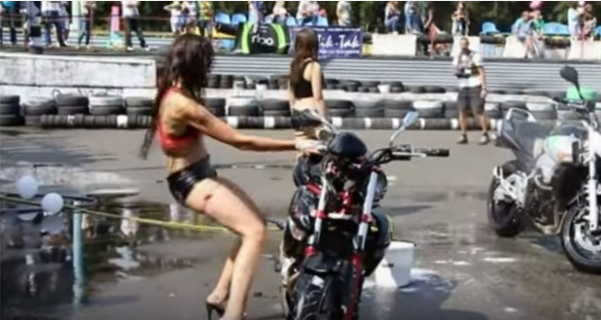 Fogoso baile de modelo al lado de una moto terminó de la peor forma posible