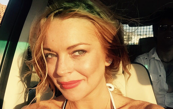 Lindsay Lohan dejó poco para la imaginación en atrevida foto frente a un espejo