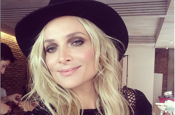 Inusual vestido de Nicole desató impresión de sus fans: Por fin se quitó el negro