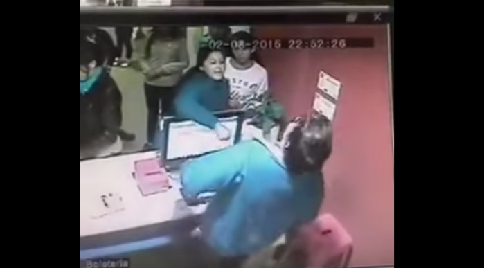 El brutal puñetazo de una mamá a cajera de cine por no venderle entrada a su hija