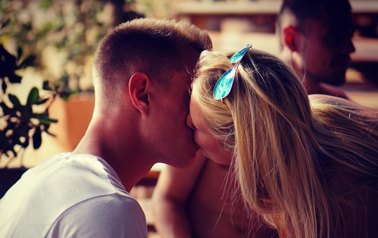 Antipático arquero del Barcelona pasa la rabia con su guapa novia “Playboy”