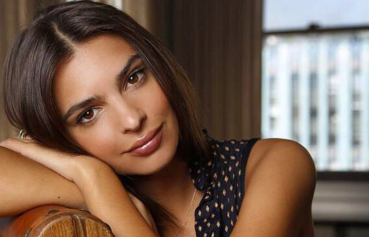 A Emily Ratajkowski se le “soltaron las trenzas” en gala: Regaló sensual baile