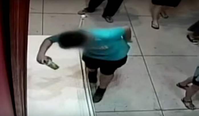 Niño “condorito” se tropezó y rompió cuadro avaluado en $1.000 millones