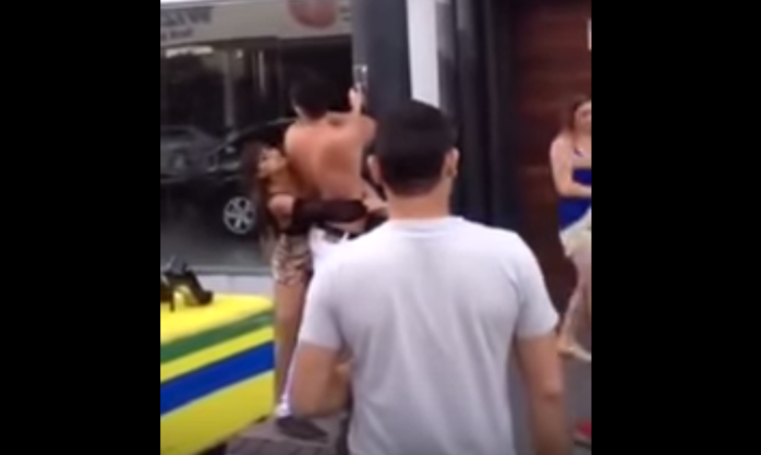 La heroica maniobra de una fémina para repeler pelea entre borrachos en Brasil