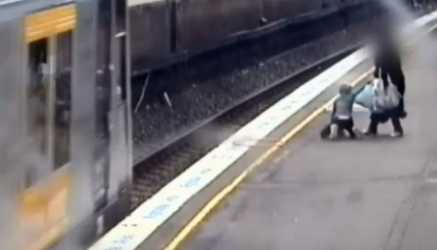 Niña estuvo a segundos de ser arrollada por un tren tras rescatar juguete