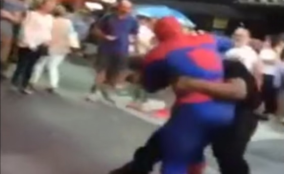 No era show: Hombre con disfraz de Spiderman protagonizó violenta pelea en New York
