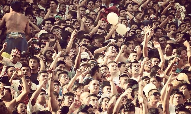 Insólita prueba de amor casi termina con pololo masacrado en estadio de fútbol peruano