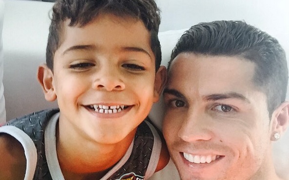 Igualitos: Hijo de Cristiano Ronaldo impresiona con peculiar pose en redes sociales
