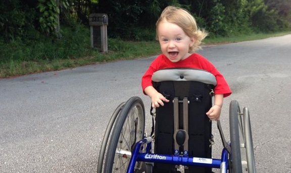 La inocente foto viral de un niño que juega con otro sin diferenciarlo por su discapacidad