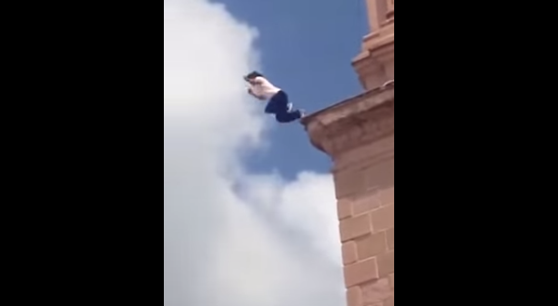 Joven intenta suicidarse desde torre de catedral en México: No le resultó