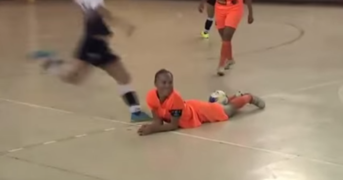 Brasileña propina brutal patada en la cabeza a contrincante en pleno partido