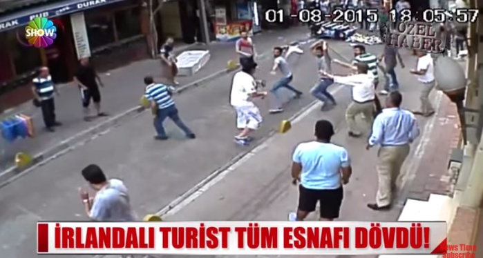 Horda de comerciantes quería linchar a torpe turista: Así se defendió