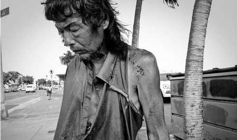 25 años después: Joven encontró a su padre mientras fotografiaba indigentes