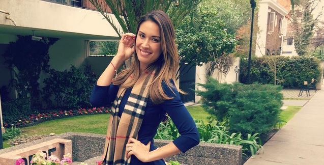 Con este ceñido vestido Vane Borghi sacó a relucir sus piernas en estreno de “Los 33”