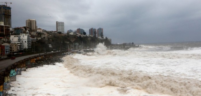 Confirman la muerte de un hombre en Concón debido a las marejadas