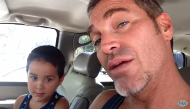 La increíble reacción de un padre luego que su hijo le pidiera una muñeca