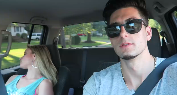 Hizo creer a su pareja que iba a chocar contra un camión: Mira su reacción