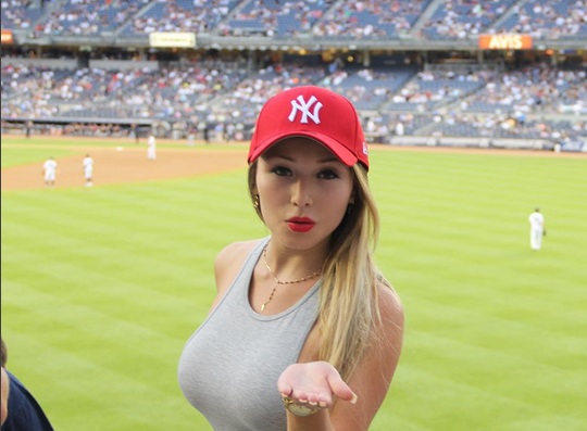 Daniella Chávez cautivó con este sensual juego de básquetbol