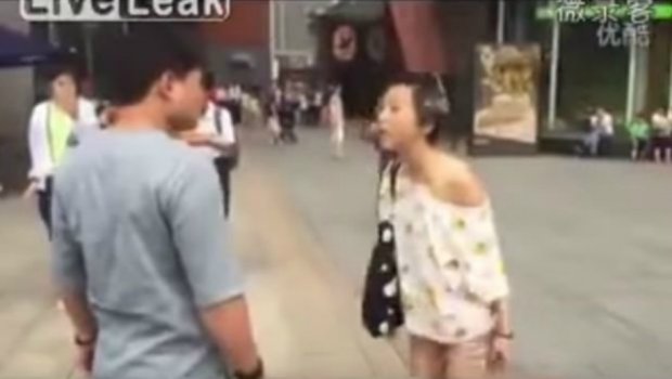 Se citaron por la web y las fotos no coincidieron: Mira su brutal reacción