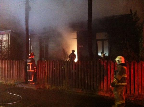 Hombre muere calcinado en incendio que afectó a 3 viviendas en el centro de Temuco