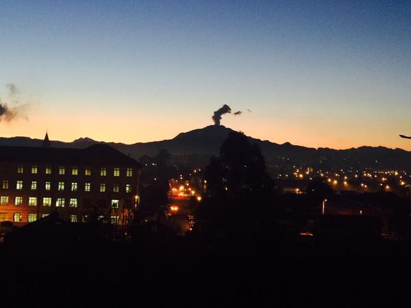 Sernageomin llama a la calma ante aparición de fumarola sobre el volcán Calbuco