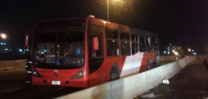 Incendio afectó a bus del Transantiago en Independencia