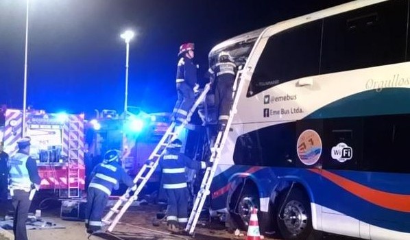 Dos muertos y al menos 49 lesionados dejó colisión entre bus y camión en Chimbarongo