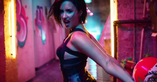 Demi Lovato se toma portada de famosa revista con escultural figura