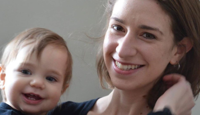 Foto de una madre amamantando a su hijo y al de su amiga enciende Facebook