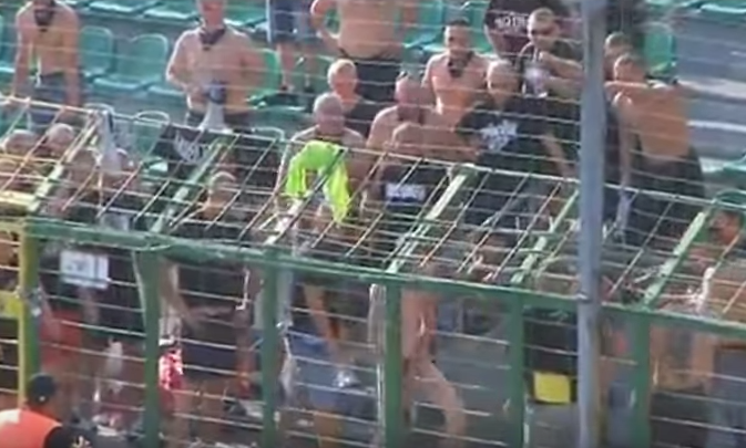 Impacto genera humillación de hincha en Polonia: Fue desnudado en la galería