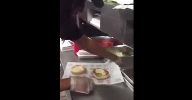 De mal gusto: Trabajadora realiza asquerosa acción en comida de clientes