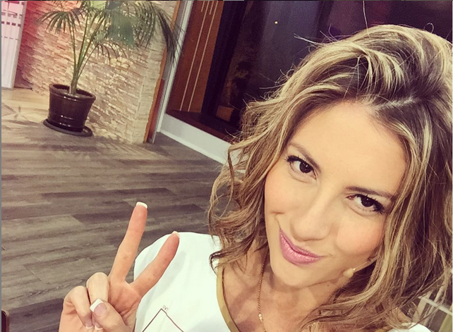 El bochorno que sufrió Karen Paola mientras mostraba sus dotes artísticos en Mucho Gusto