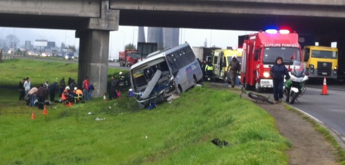 Accidente entre dos micros dejó un muerto en sector Costanera de Concepción