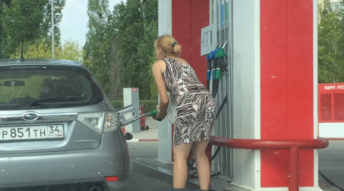 Rusas viven divertido bochorno tras no saber cómo cargar bencina a su auto