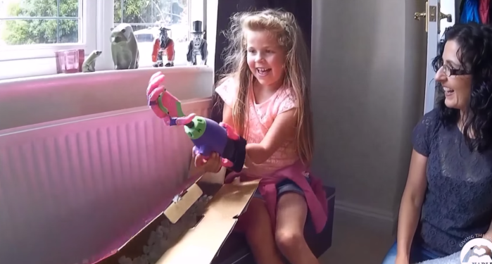 Inesperado presente emociona a niña sin su antebrazo: Le cambiará la vida