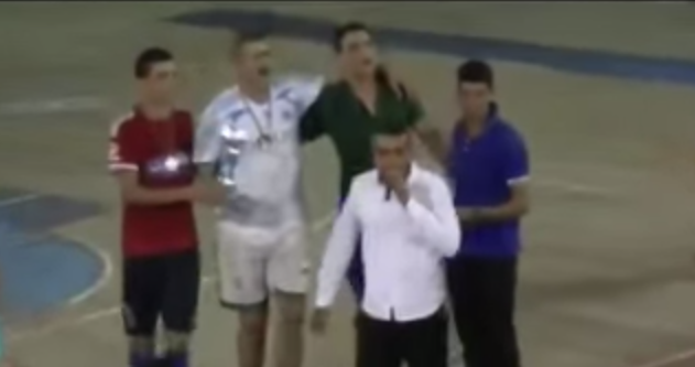 Presentador de televisión muere en pleno despacho: El impactante video está en YouTube